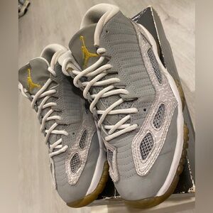 SOLD—-Air Jordan 11 Retro Low - size 7.5